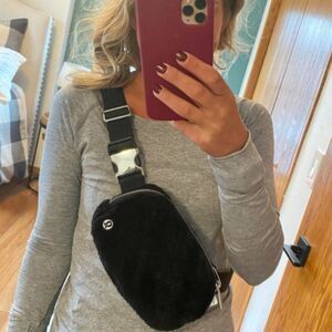 Lululemon Everywhere Fleece Belt Bag with Gold Hardware Extended Strap Black NWT